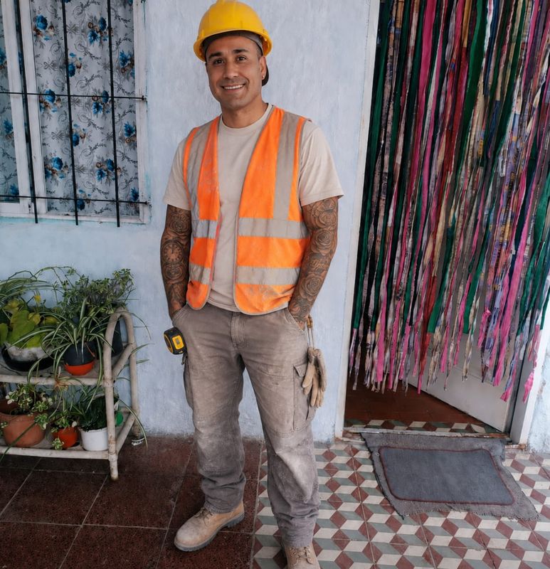 Marcos, Albañil