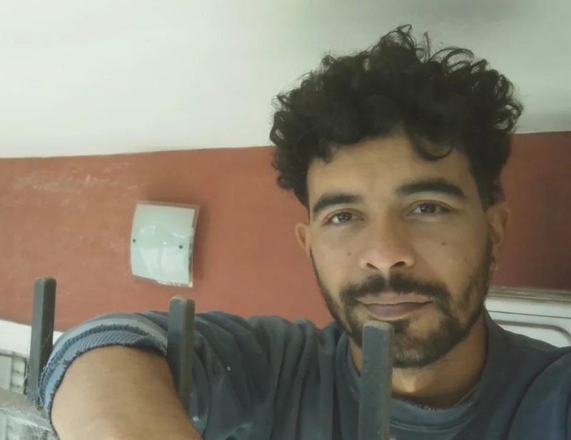 Emiliano, Albañil
